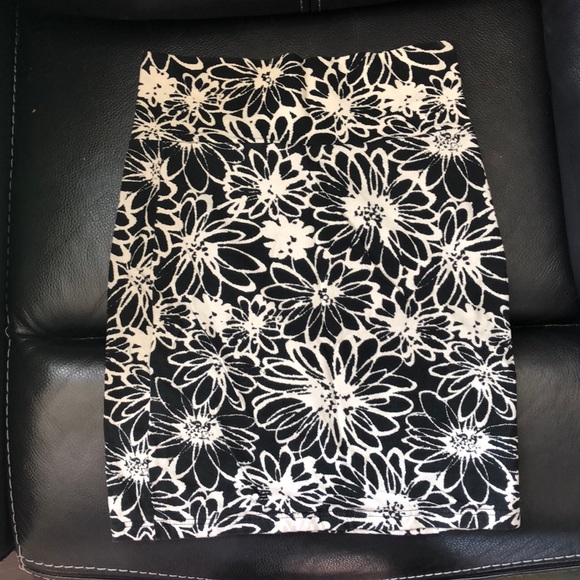 Forever 21 Dresses & Skirts - Size M Black and White Floral Mini-skirt
